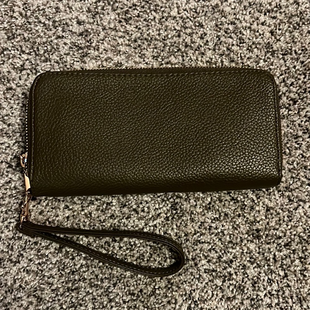✨NWOT✨ A New Day Olive Double Pocket Wristlet 👛